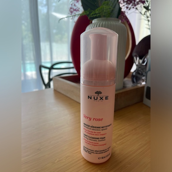 Nuxe Nice Light Cleansing Foam, Very Rose 150 ml
Cleanses gently and soothes - Picture 1 of 2